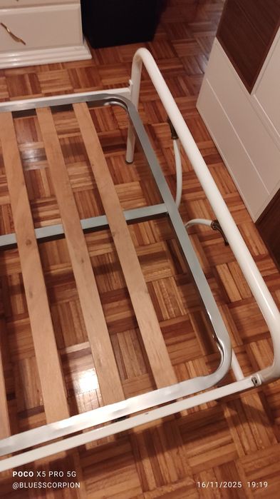 Cama solteiro em ferro