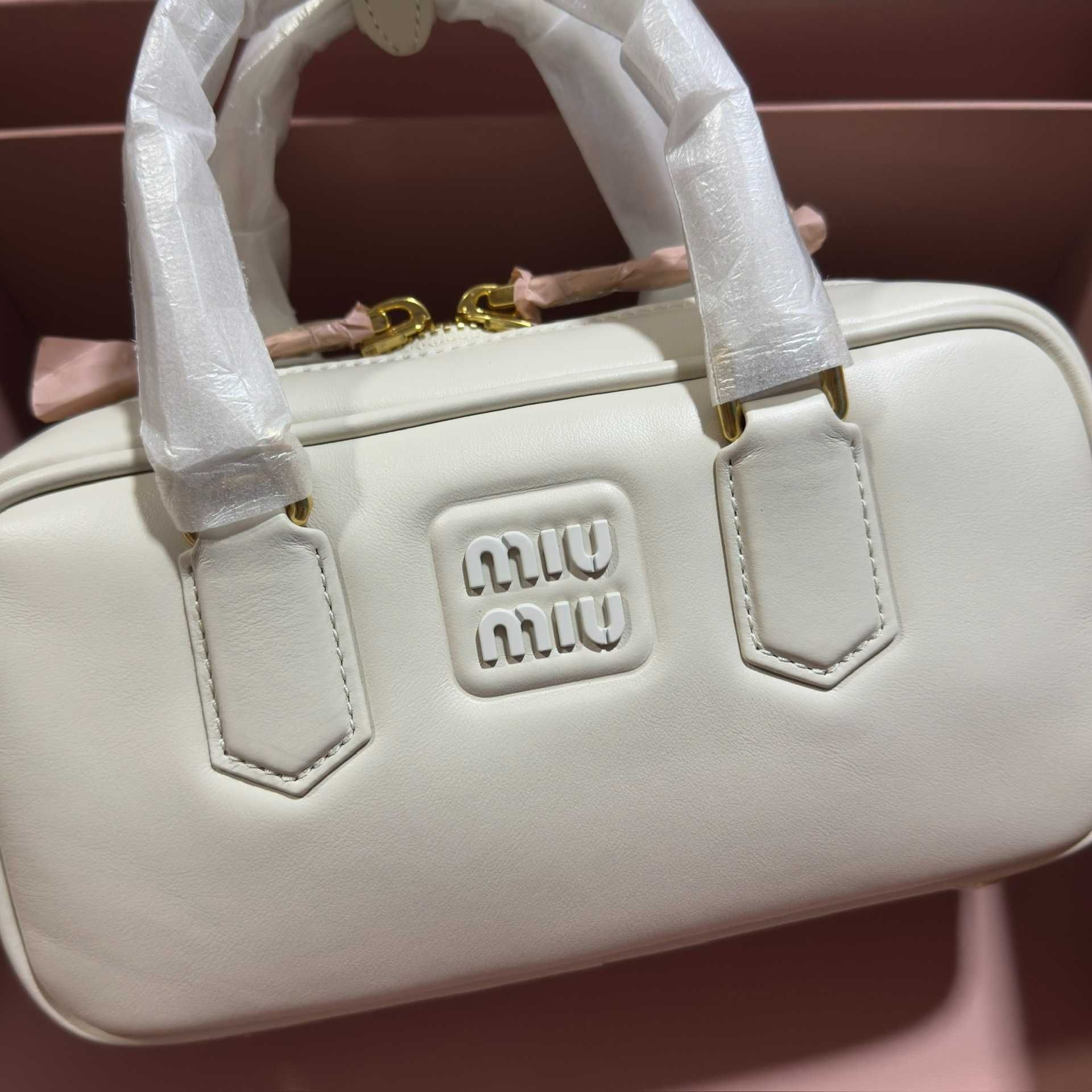 MiuMiu Biała Torebka 2025 - Luksusowy i Elegantny Design