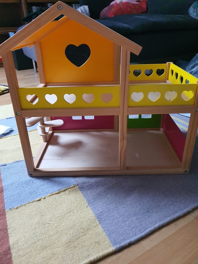 Drewniany domek dla lalek piętrowy ze schodami
