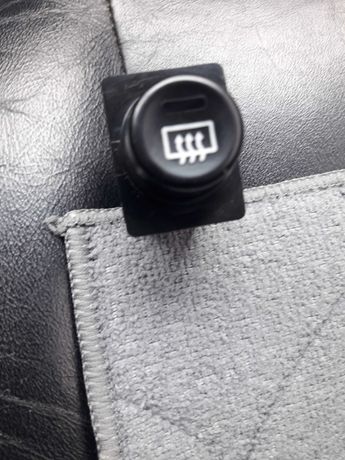 Продам кнопку включеня обігріву Міцубісі паджеро спорт.