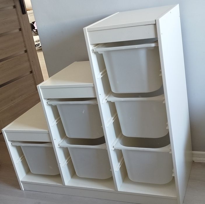 Używany regał Trofast biały z pojemnikami białymi schodki Ikea