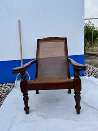 Cadeira espreguiçadeira estilo colonial em palhinha