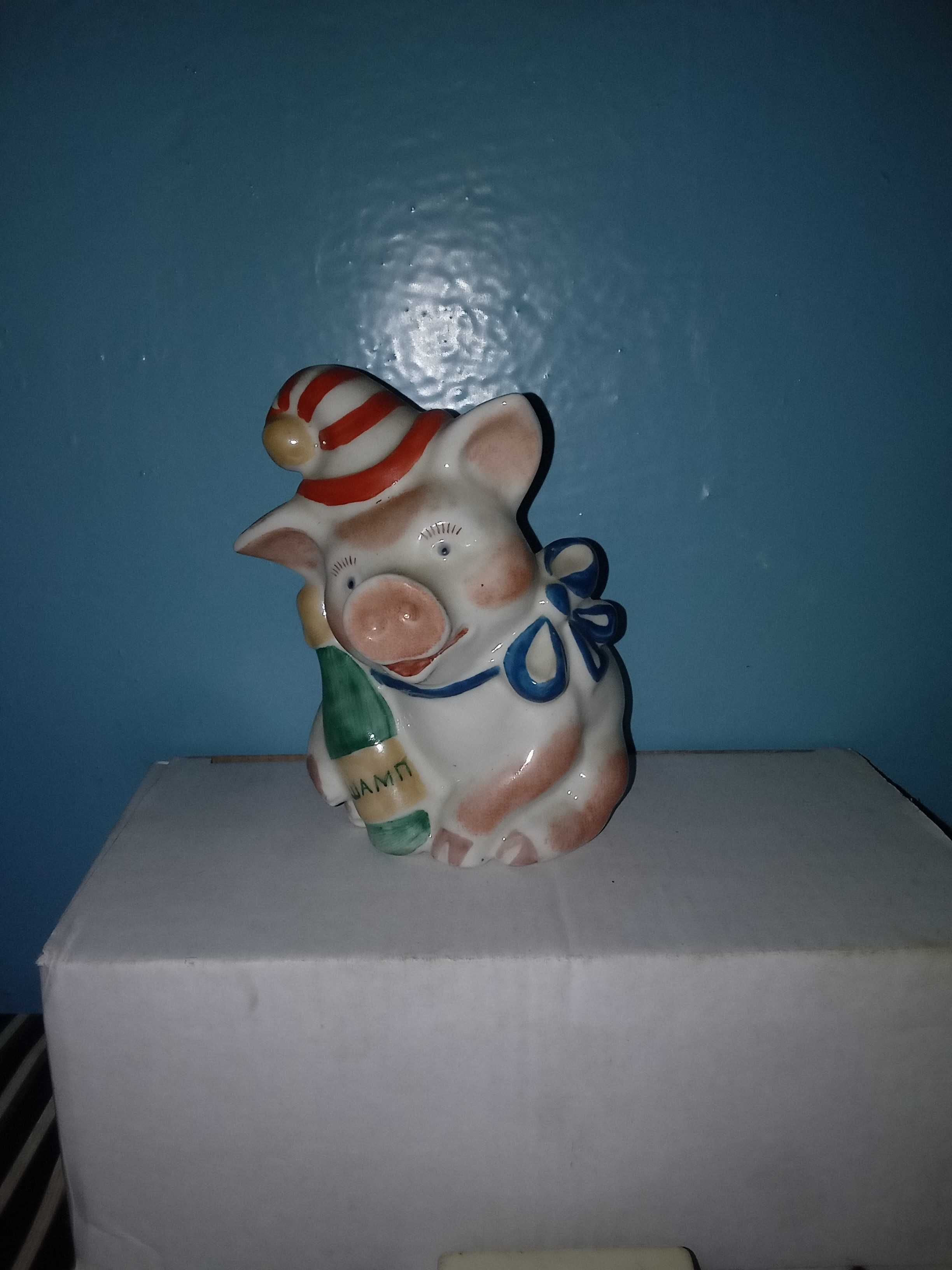 Статуетка фарфор свинка праздничная