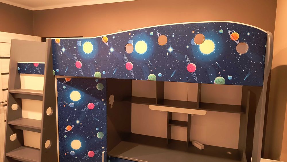 Łóżko dziecięce z szafą i biurkiem