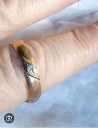 Золотое обручальное кольцо с бриллиантом 583 проба