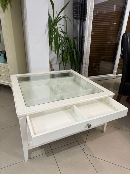 Drewniany stolik kawowy ze szklaną szybą