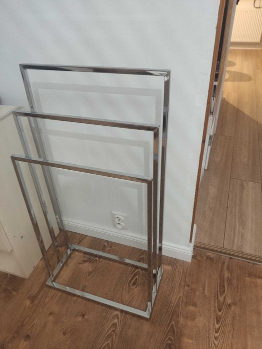 Stojak na ręczniki srebrny