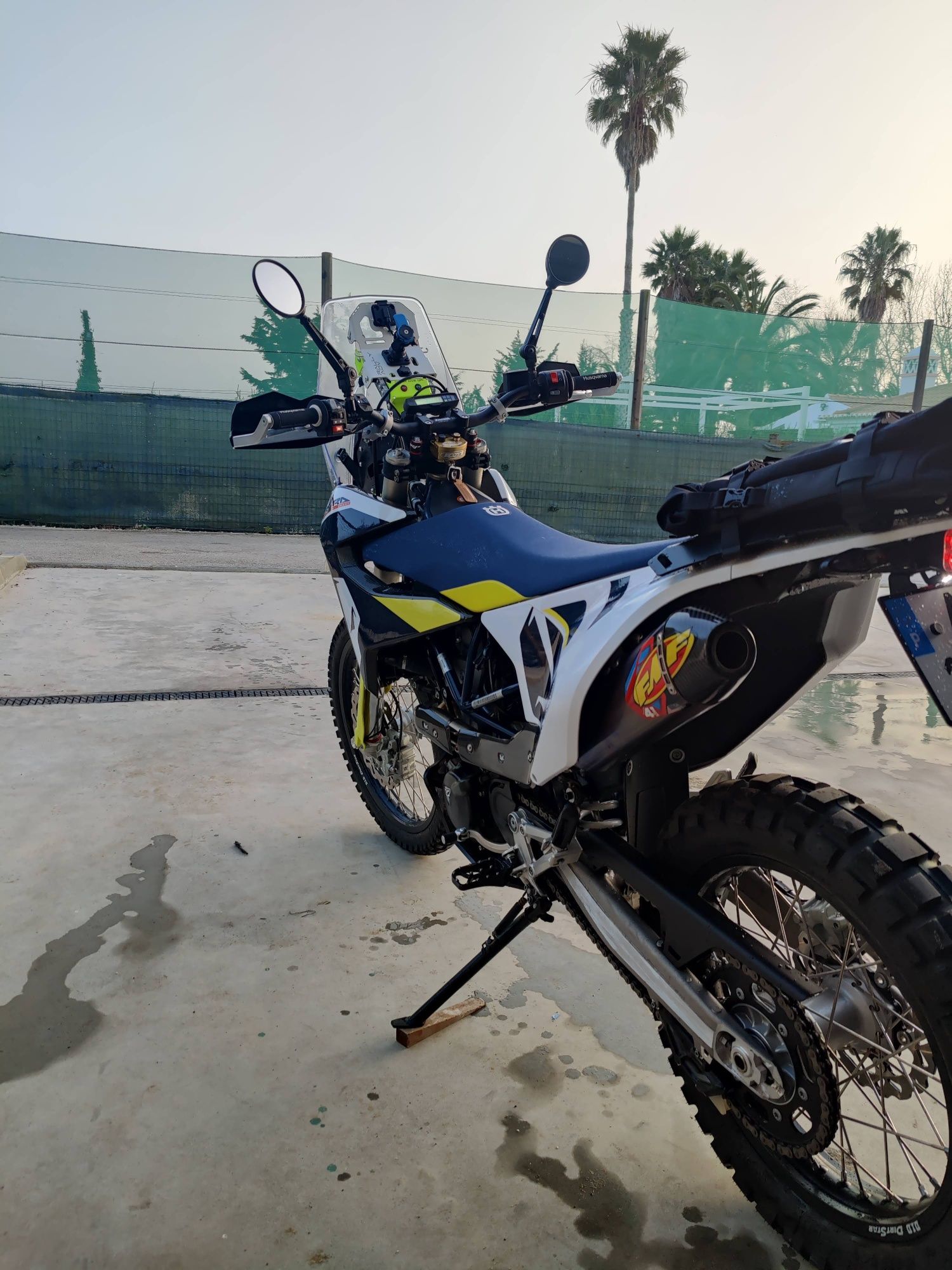 Husqvarna 701 Rally kit Aurora muito equipada