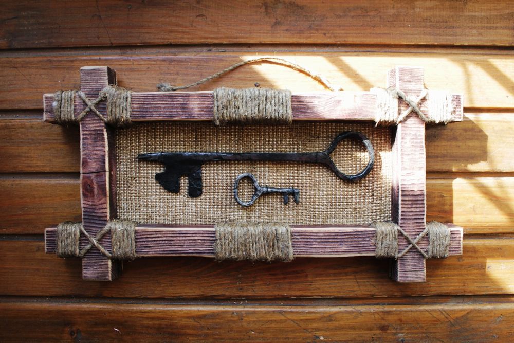 Антикварная картина со старинными ключами 1700-х годов