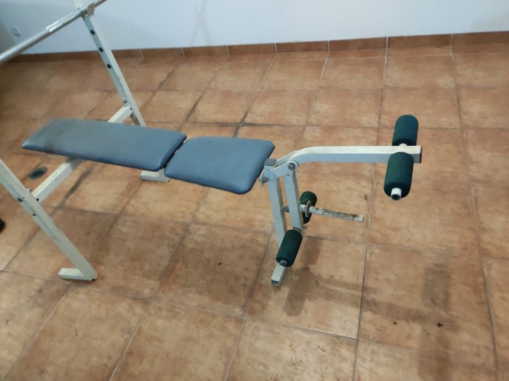 Prática de exercício banco de musculação