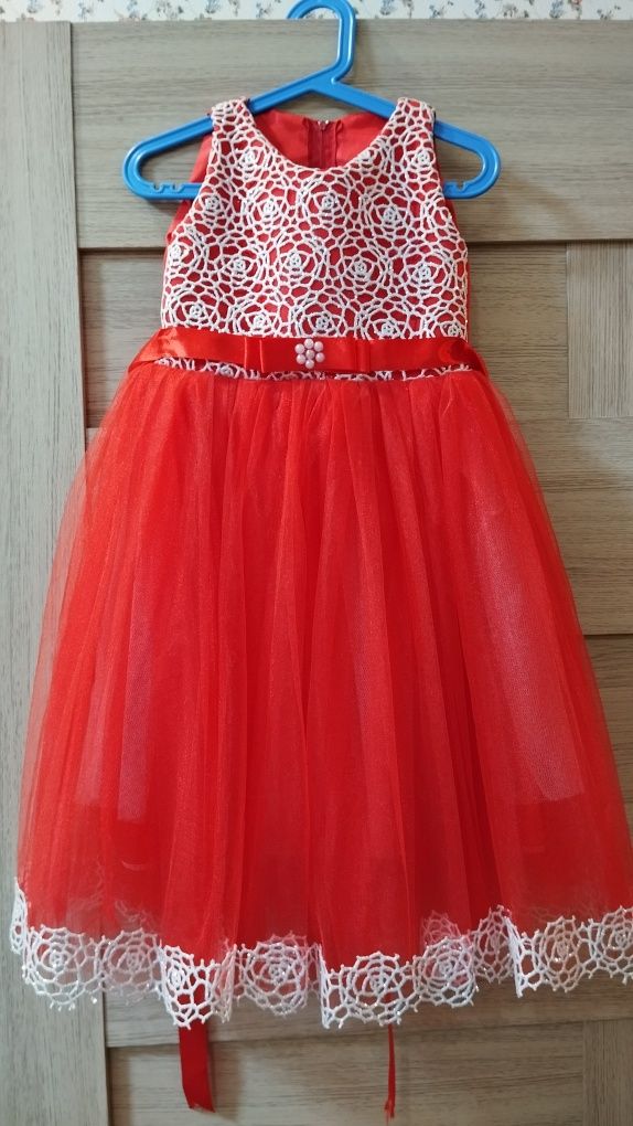 Нарядна сукня червоного кольору