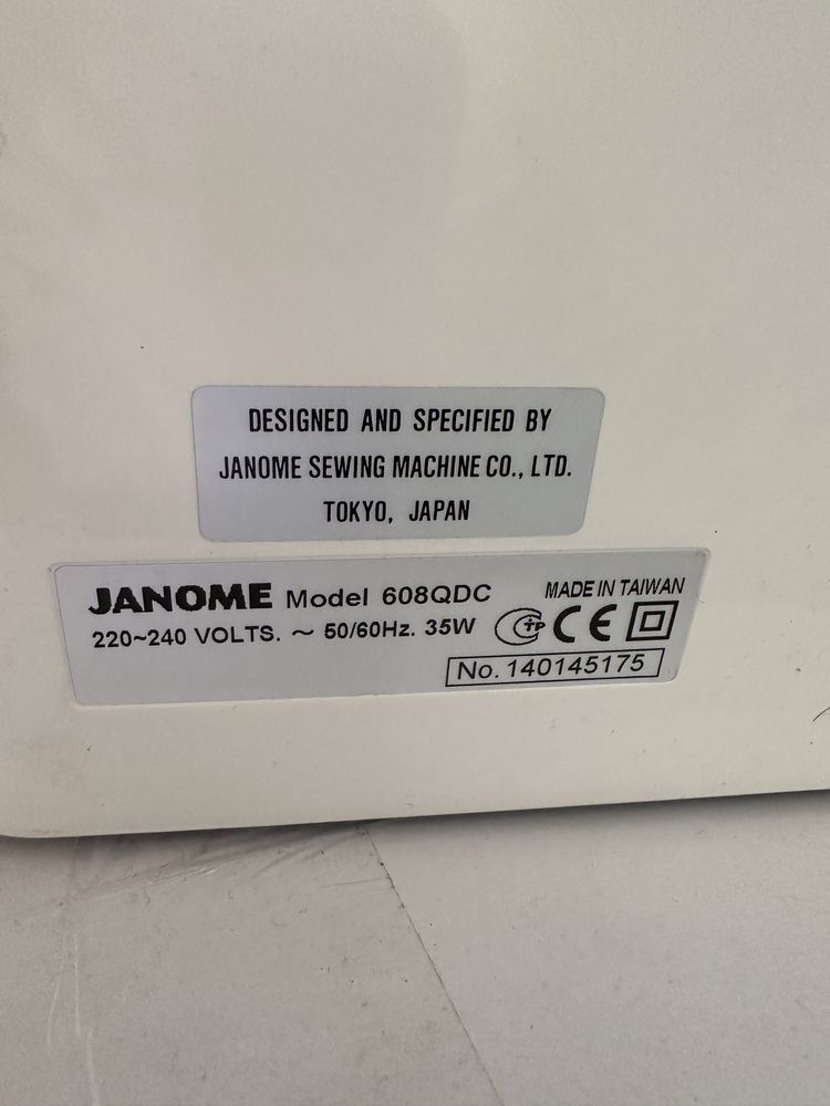Janome,компʼютерна швейно-вишивальна машина.