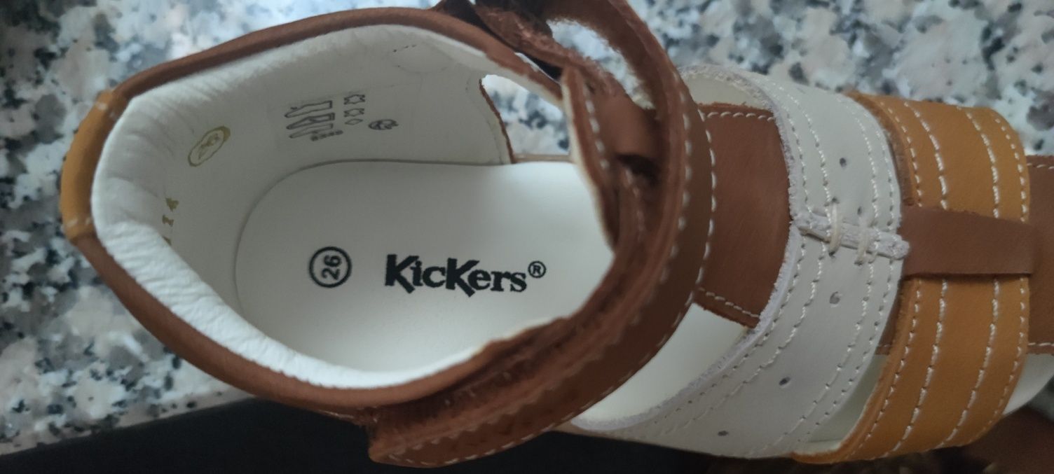 Dois pares de sandálias da kickers Tam26 completamente novas