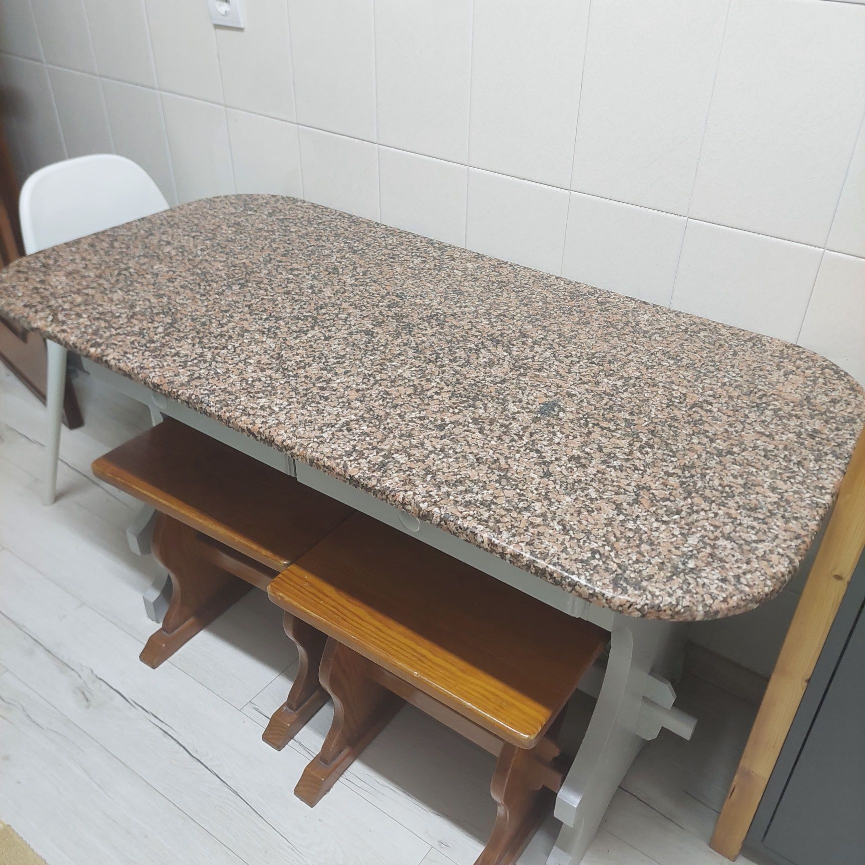 Mesa de pedra e Madeira