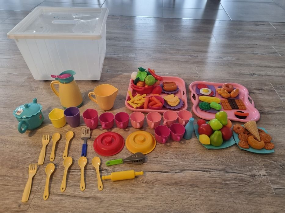 Zestaw plastikowych talerzyków i potraw dla dzieci