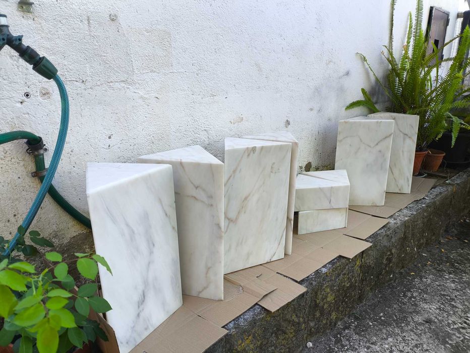 móvel mármore com prateleiras de vidro