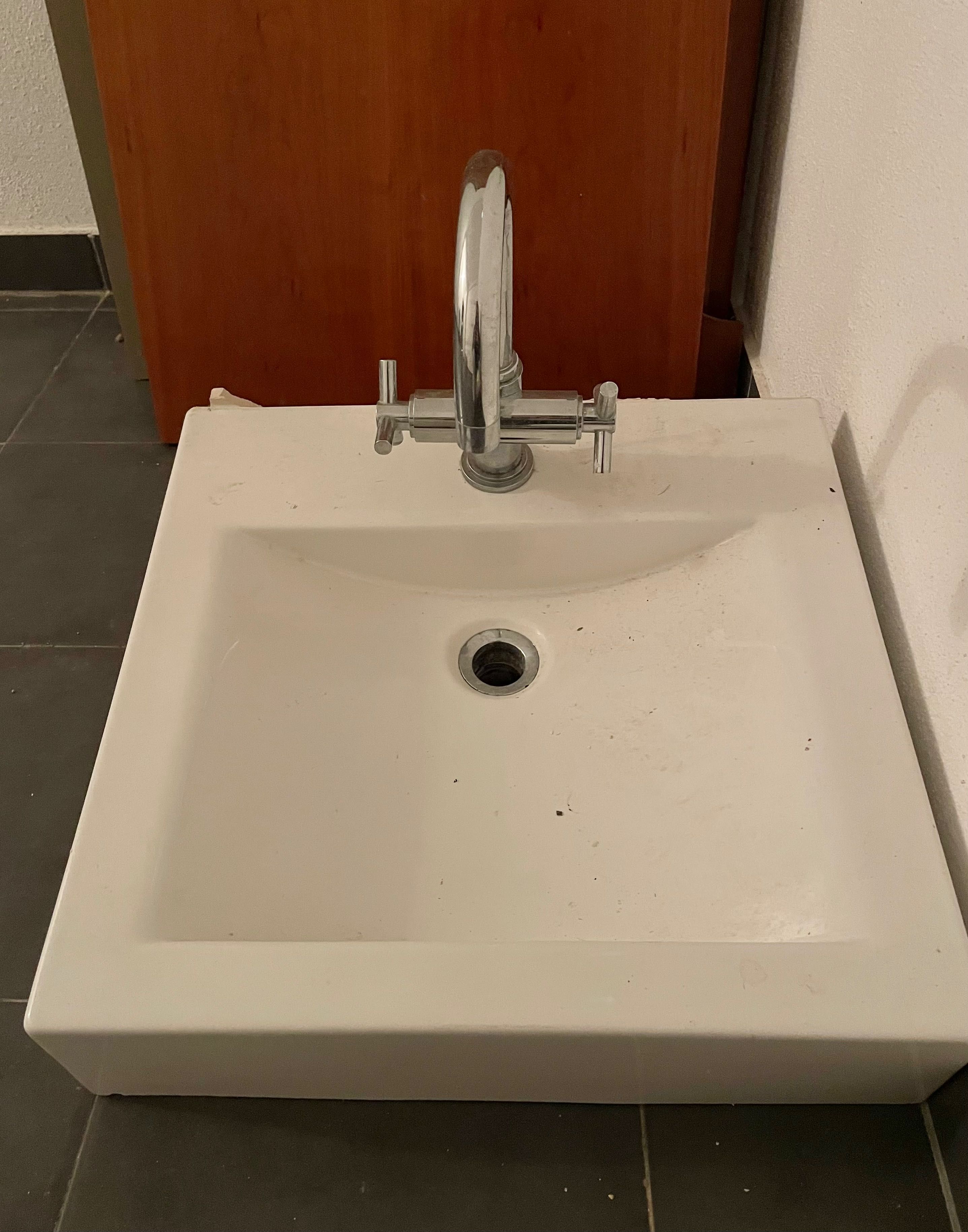 Lavatório Sanindusa com torneira
