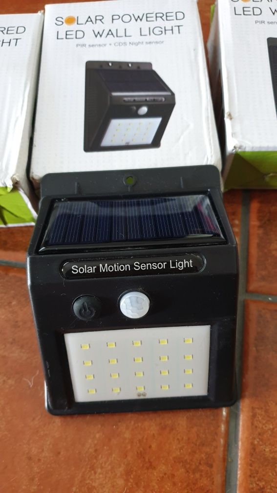 Projetor SOLAR led com sensor de movimento com painel solar