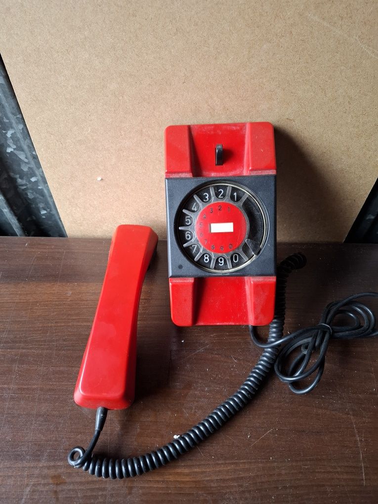 Stary aparat telefoniczny z czasów PRL