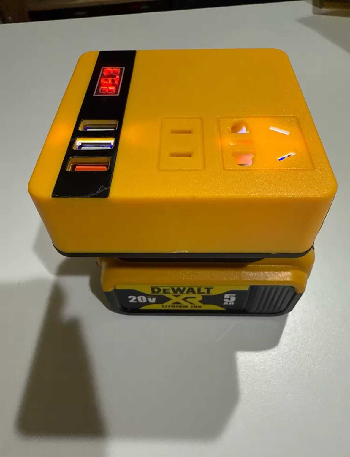 mobilny falownik 220v z baterii dewalt xr – idealny na budowę