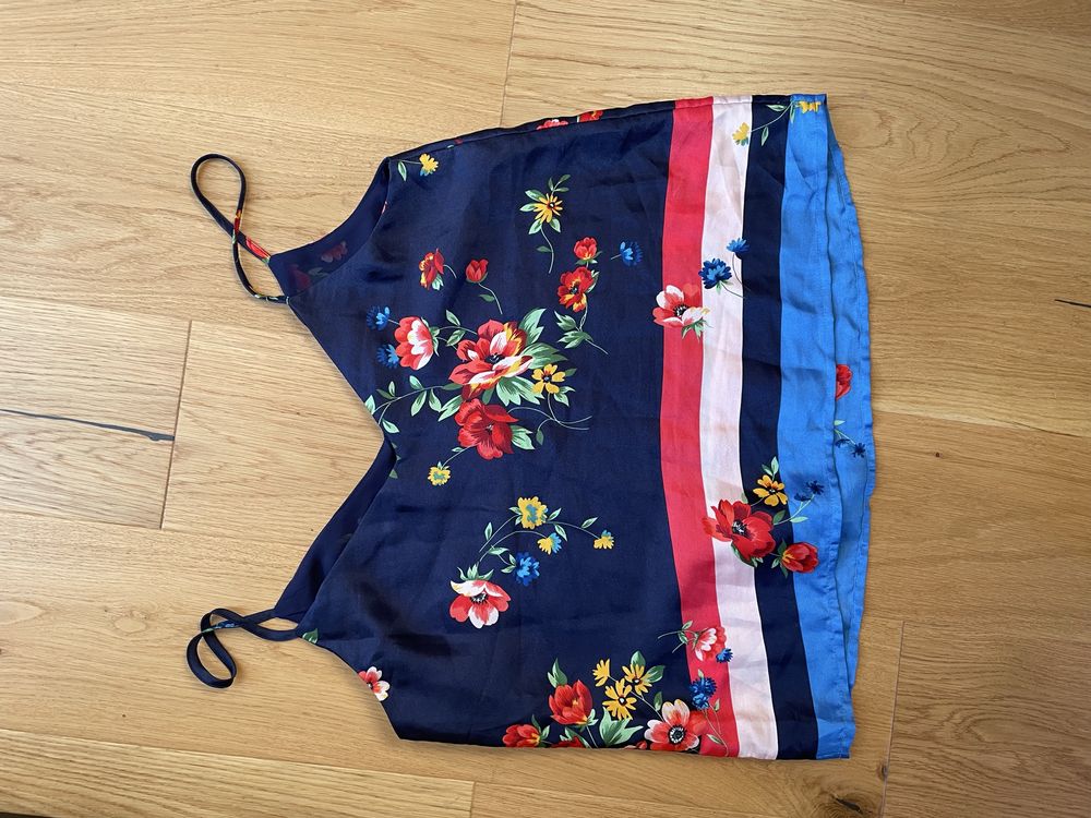 Piekny satynowy top Stradivarius