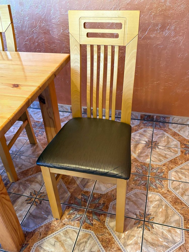 Stół z litego drewna sosnowego z krzesłami