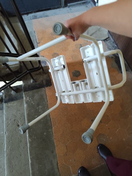 Стул спец. для душа и складные стулья