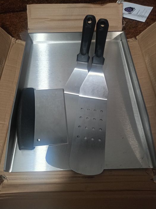 Пропонується набір для гриля, що складається з трьох інструментів та м