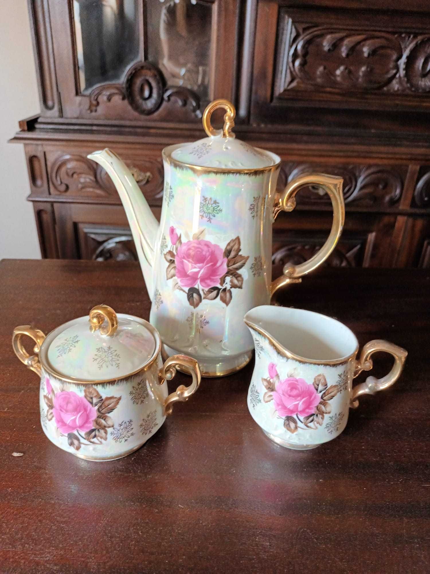 Serviço de chá em porcelana com pratos de bolo
