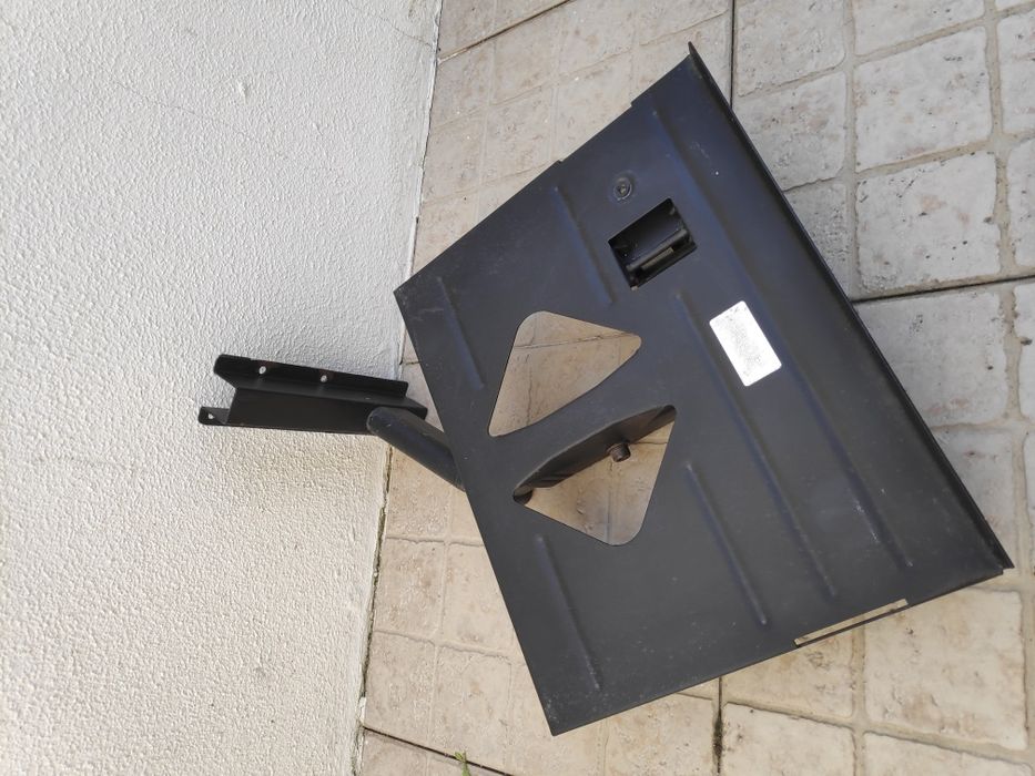 Suporte de parede para monitor ou TV.