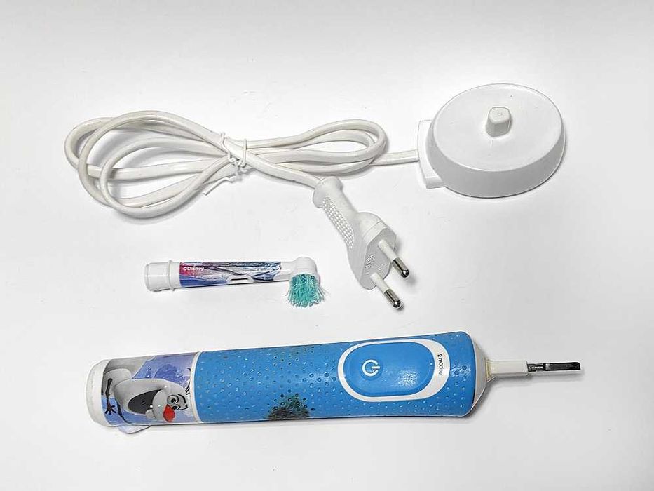 Детская электрическая зубная щетка Oral-B Kids Frozen + з\у