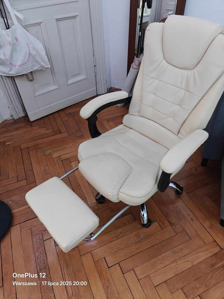Fotel biurowy z wysuwanym podnóżkiem