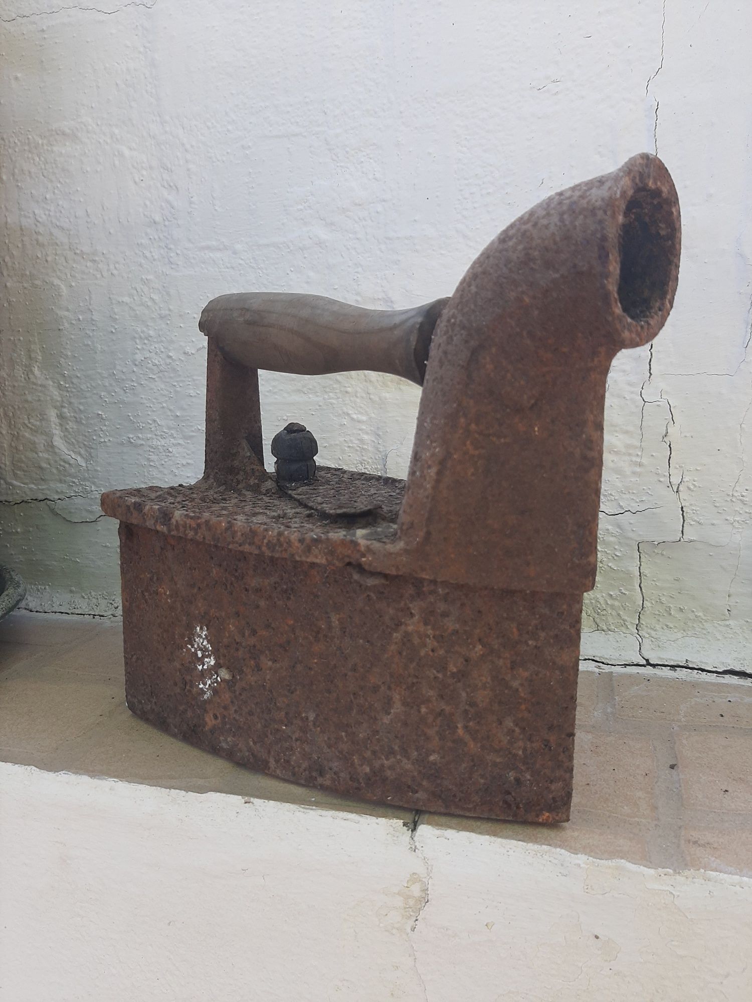 Ferro de engomar antigo