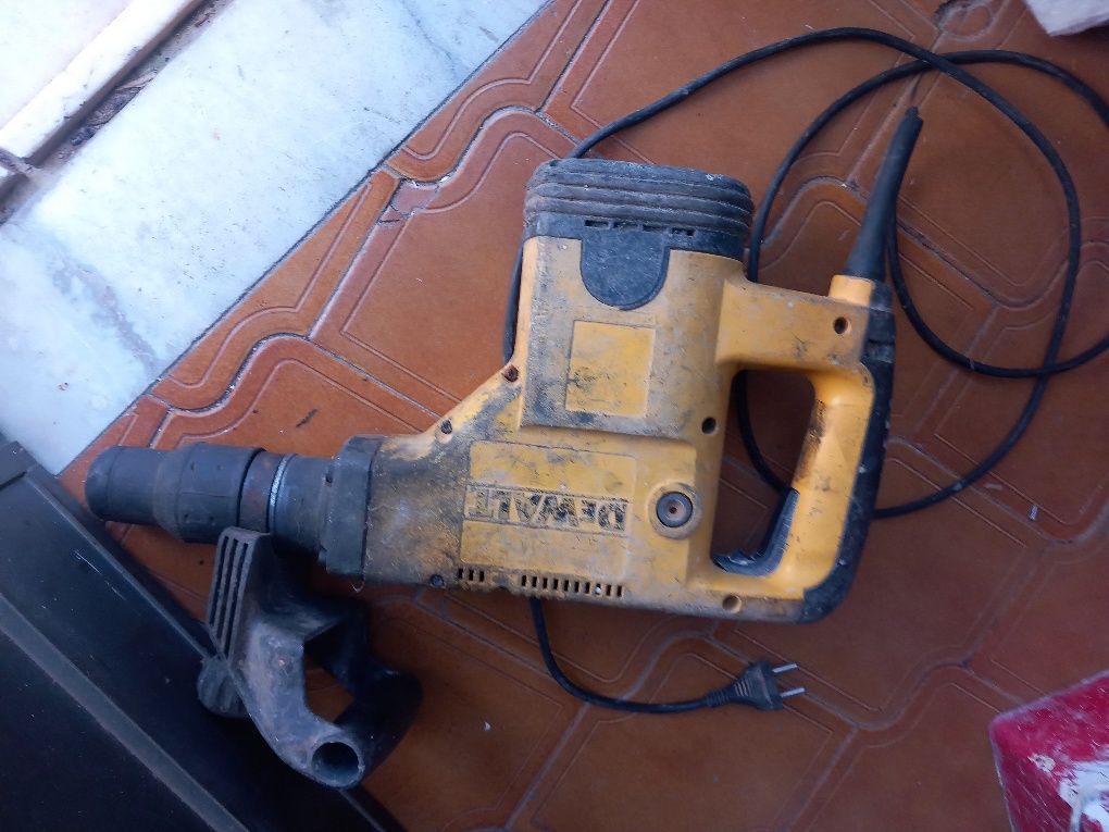 Martelo eléctrico Dewalt para as peças
