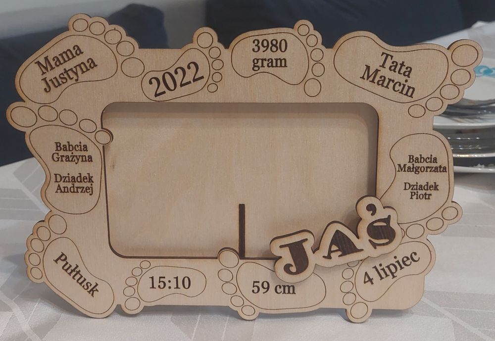 Ramka ze stópkami i danymi dziecka. Metryczka Pępkowe, chrzest, roczek