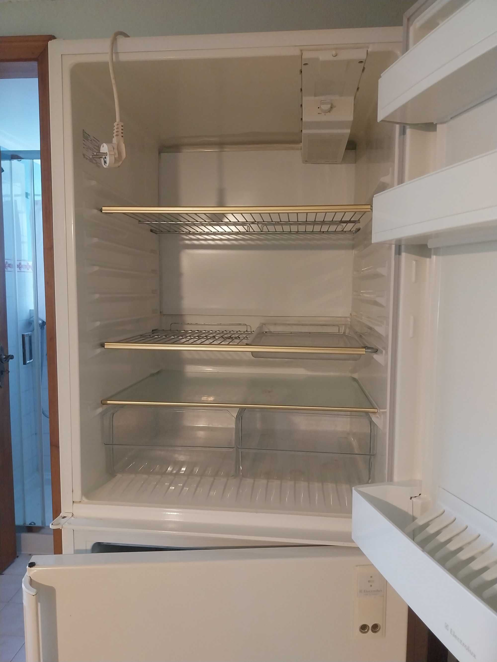 Frigorífico Electrolux combinado, congelador com 4 gavetas !