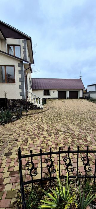 Просторий будинок для двох родин. Підвал, гараж на 2 авто.