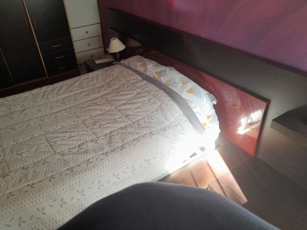 Cama em lacado vermelho, com quadrados de luz branca