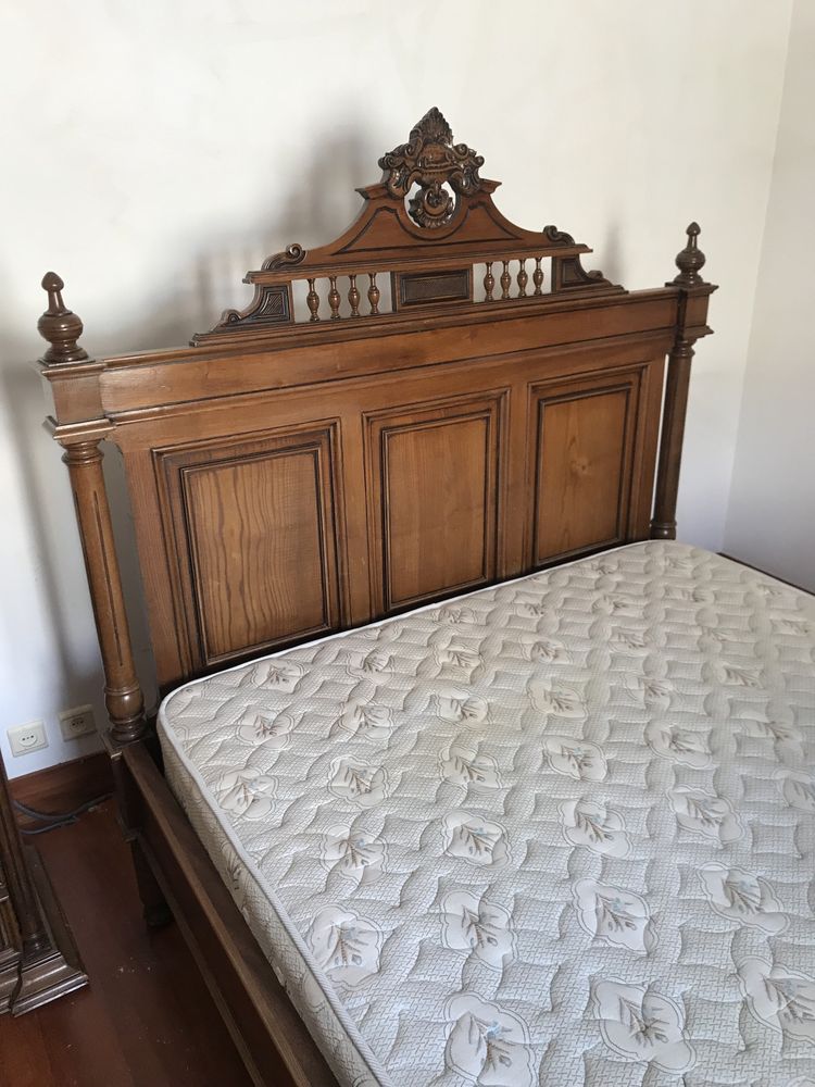 Cama em estilo antigo