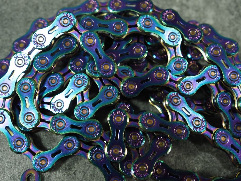 lekki łańcuch 12 speed Tanke rainbow/oil slick, spinka 126 links