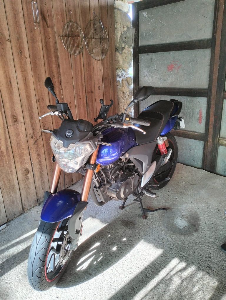 Mota Keeway RKV 125 + Capacete + Mala traseira