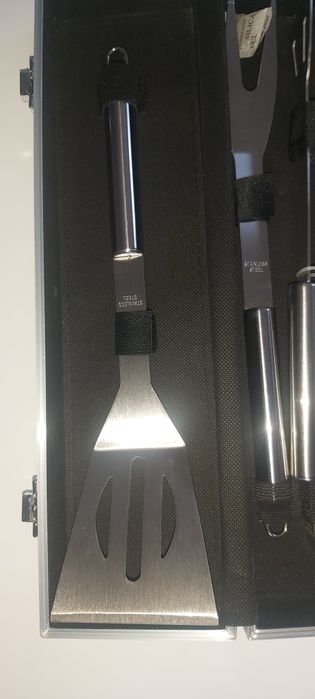 Zestaw do grillowania w metalowej walizce