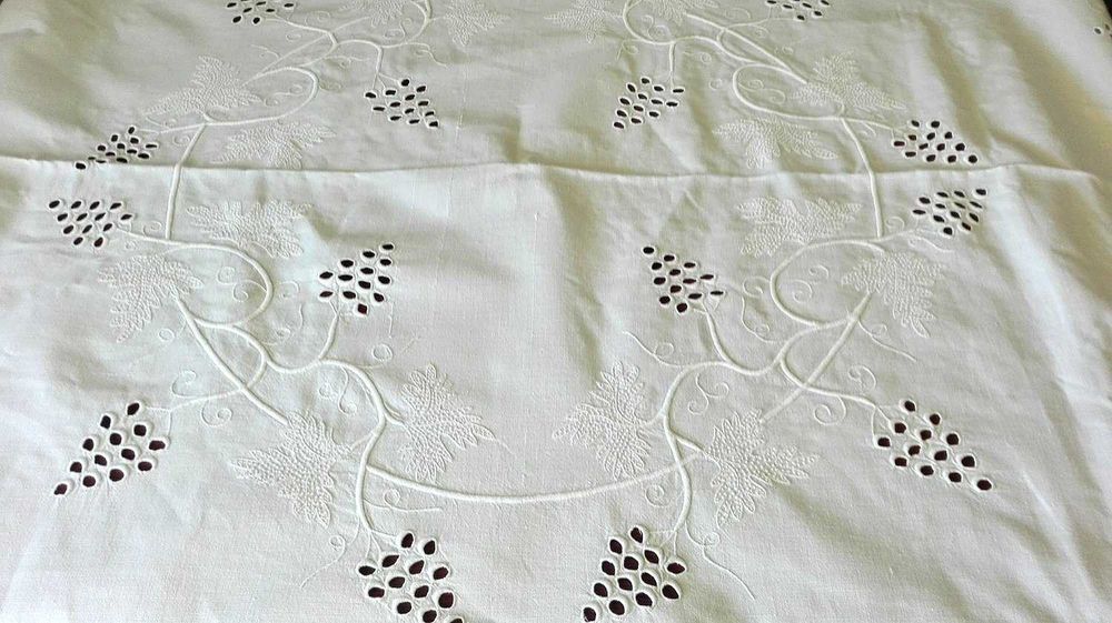 Toalha Artesanal com Bordados -  Nova - OPORTUNIDADE