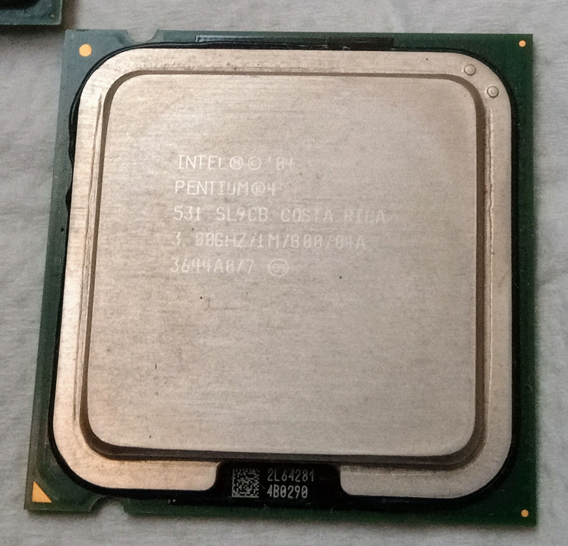 Processadores Intel Pentium 4 e AMD Athlon XP 2000+