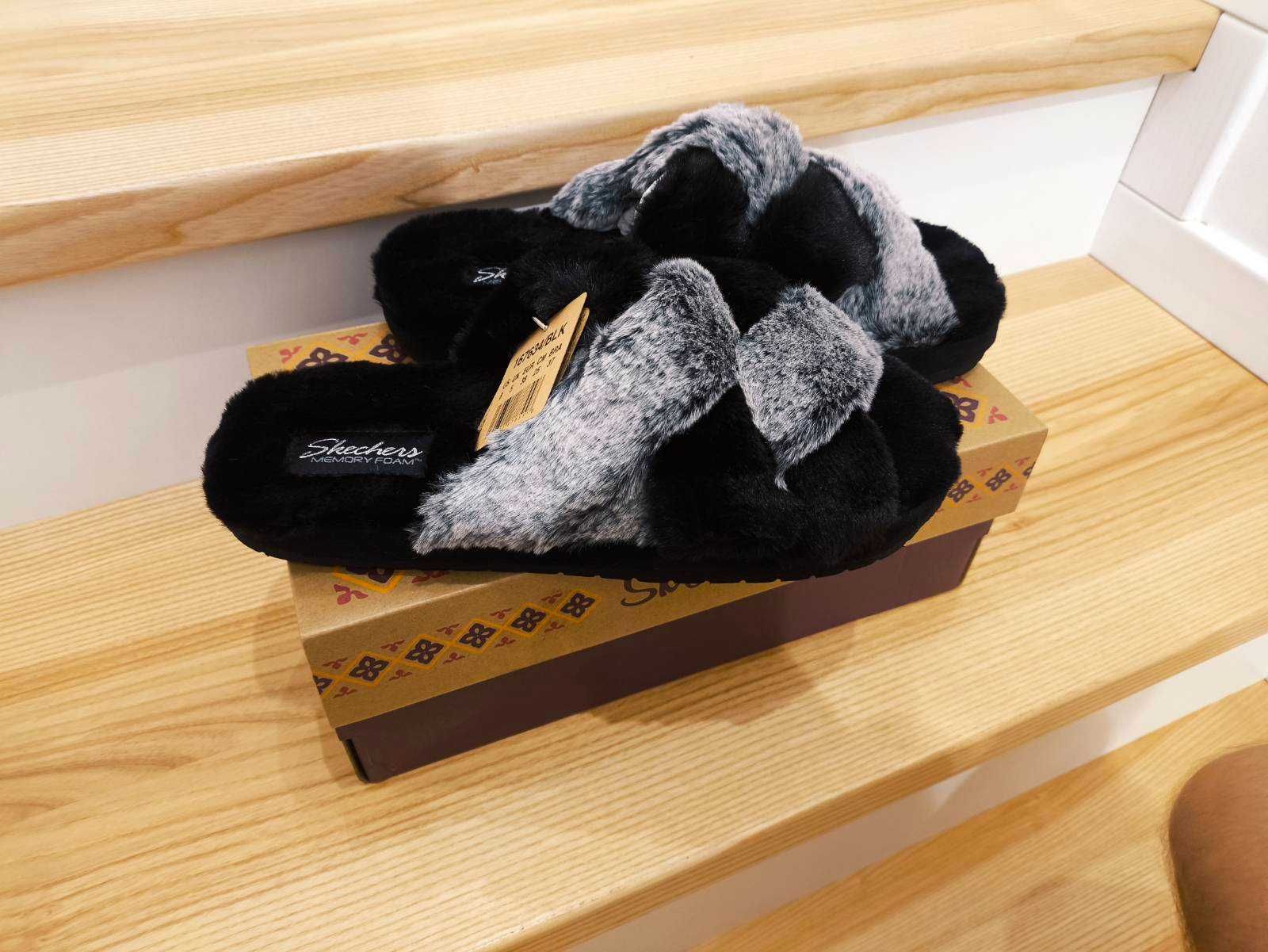 Kapcie klapki z futerkiem Skechers Lovely Vibes czarne rozm 38