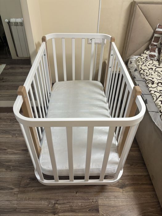 Дитяче ліжечко з маятниковим механізмом