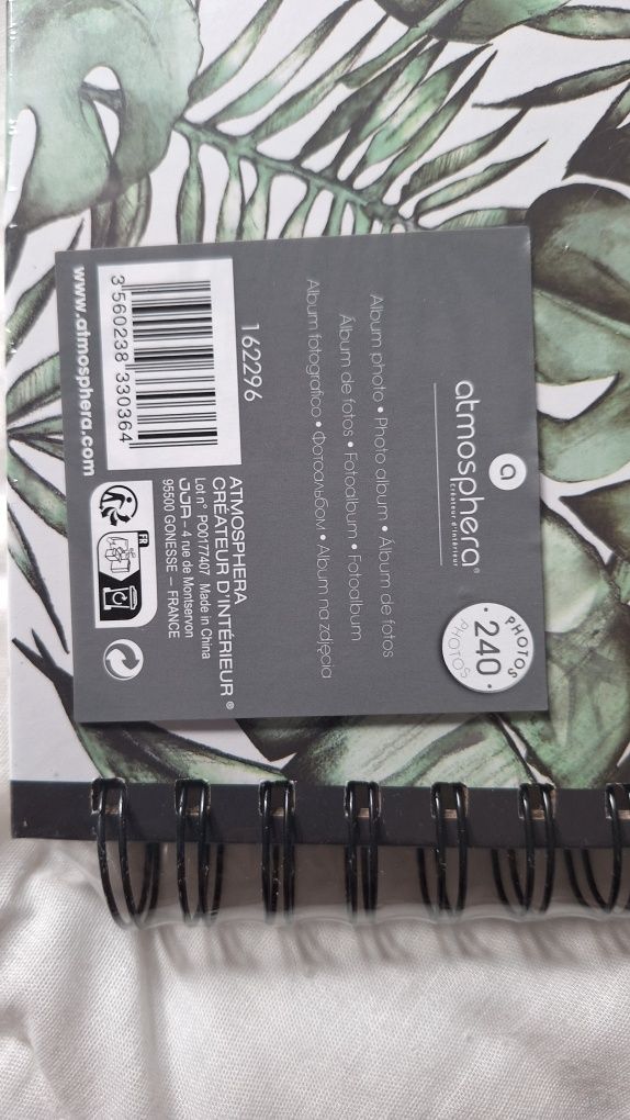 Álbum Para Fotos 240 Pág
Dimensão: 32,5x3x31,1cm
Metal e Cartão

Ainda