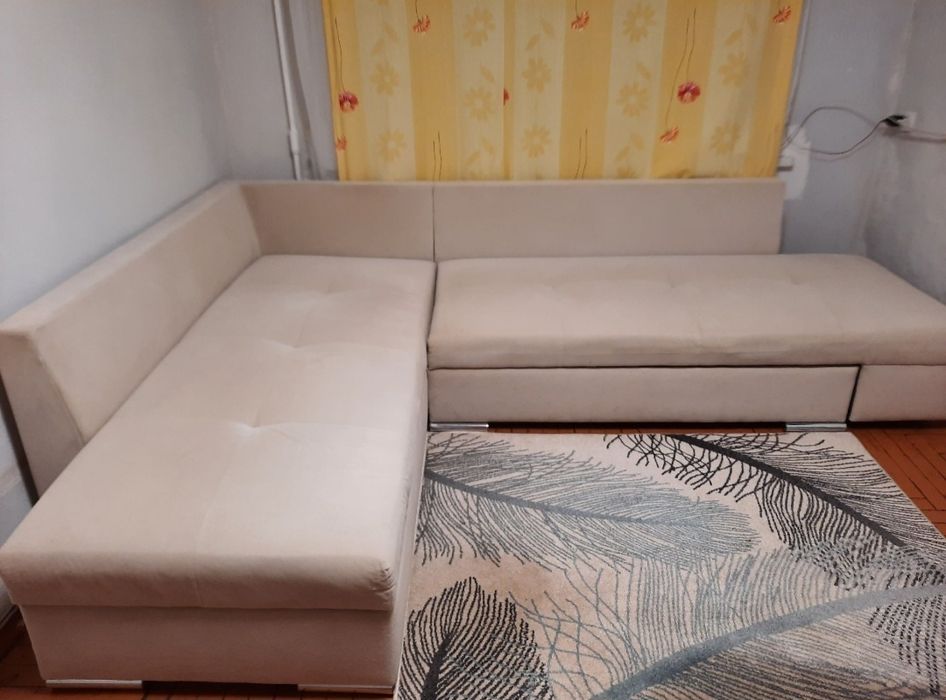 Продам диван угловой беж фирма Blest