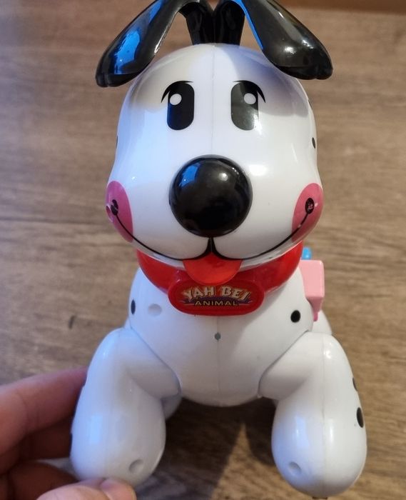 Piesek zabawka świeci wydaje odgłosy