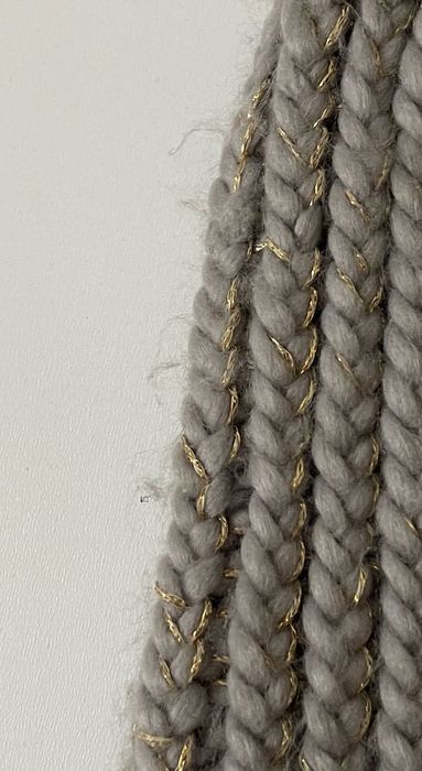 Szara czapka zimowa z pomponem ze złotą nitką [House]